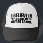 Glauben Sie an den Oxford Comma Spaß Truckerkappe<br><div class="desc">Ich glaube an Wahrheit,  Schönheit und das Oxford-Komma. Ein lustiges Grammatikwitz-Geschenk für Englischlehrer oder Professoren,  die Interpunktion Spaß mögen.</div>