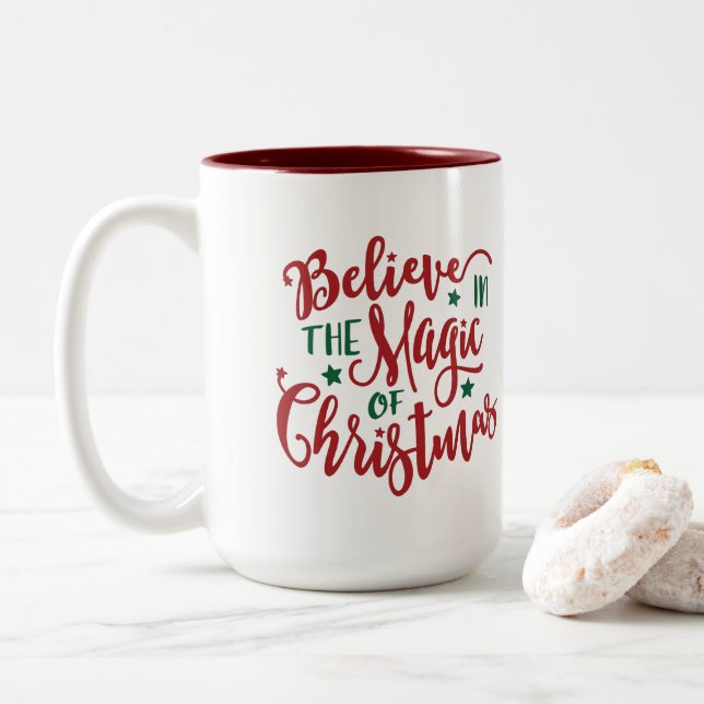 Glauben Sie an die Magie der Weihnachtstypografie Zweifarbige Tasse (Mit Donut)