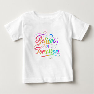 Glauben Sie an die morgen Rainbow-Typografie Baby T-shirt