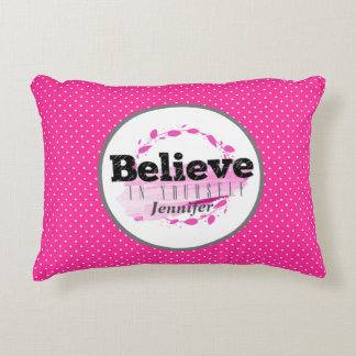 Glauben Sie an Ihre eigenen Aquarellfarben Pink Po Dekokissen