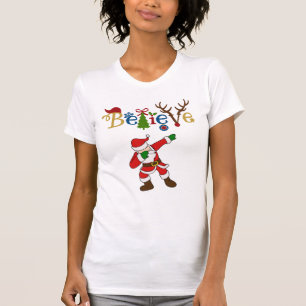 Glauben Sie, Sankt, die ein Pose-T-Shirt schlägt T-Shirt