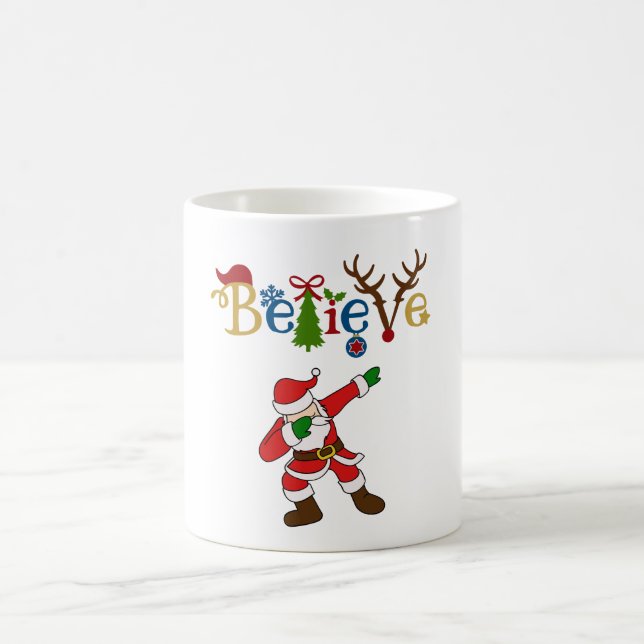 Glauben Sie, Sankt, die eine Pose schlägt Kaffeetasse (Mittel)