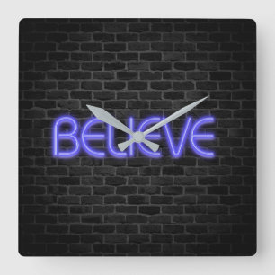 Glauben Sie Text an Neonbeleuchtung auf Backstein Quadratische Wanduhr