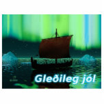 Gleðileg Jól - Wikingschiff unter Nordlicht Fotoskulptur Magnet<br><div class="desc">Ein leicht stilisiertes Bild eines viking-Langschiffs,  das nachts unter den Nordlichter segelt,  gibt es einige Eisberge; die meiste Crew schläft. Der isländische Text "Gleðileg jól" (Frohe Weihnachten) erscheint in blau-weiß.</div>