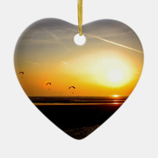 Gleitschirme, die den Sonnenuntergang genießen Keramikornament