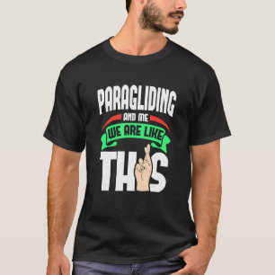 Gleitschirmfliegen und ich sind wie diese Fingern T-Shirt