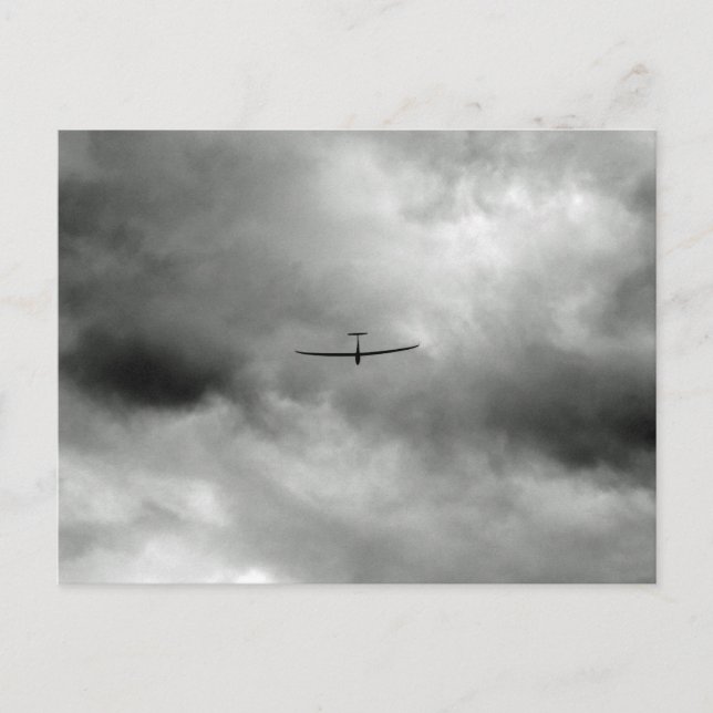 Glider fliegen in grauer Luft Postkarte (Vorderseite)
