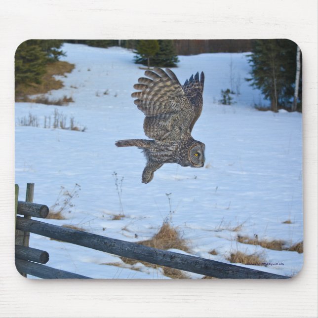 Gliding Great Gray Owl and Snow Wildlife Raptor Mousepad (Vorne)