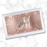 Glitterie Rose Gold Foil Schwarz und Weiß Monogram Visitenkarten Dose<br><div class="desc">Girly Imitate funkelnd Rose Gold Glitzer Highlights auf der Ober-und Unterkante, über einem Imitat rosa rot Rose Gold gebürstete Metallfolie. Das Monogramm zeichnet sich durch eine elegante Kombination aus Schwarz und Weiß-Kalligraphie aus. Passen Sie die Stile des Schriftartes an, um Ihr eigenes Zubehör für den Chef ihres eigenen Unternehmens zu...</div>