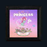 👸 Glittering Fairy Princess Individuelle Name     Erinnerungskiste<br><div class="desc">Es ist die Fantasie jedes Mädchens, eine schöne Prinzessin zu sein. Dieses Design besticht durch eine Märchenprinzessin, eine elegante Krone, um den Namen Ihres Jungen zu setzen, einen glänzenden Hintergrund aus Märchenstaub und eine glänzende Fee. Die Worte "Kleine Prinzessin" sind beide in speziellen Schriftart geschrieben. Perfekt, um Ihr Mädchen wie...</div>