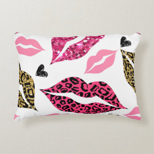 Glitternde Lippen: Leopard-Modedesign Dekokissen