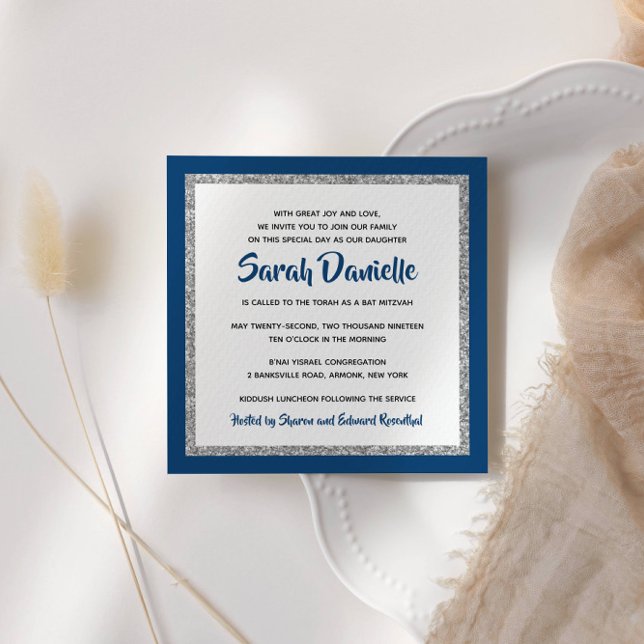 Glittery Bat Mitzvah Navy Blue Silver Square Einladung (Von Creator hochgeladen)