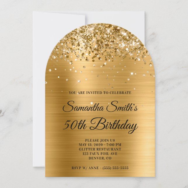 Glittery Gold Metallic Monogram 50. Geburtstag Einladung (Vorderseite)