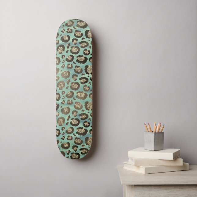 Glittery Leopard Print on Glossy Green Skateboard (Wandkunst)