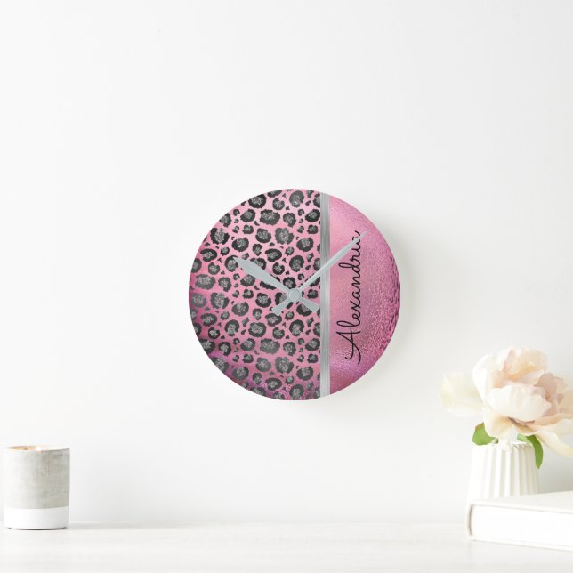 Glittery Leopard Print on Glossy Hot Pink  Runde Wanduhr (Zuhause)
