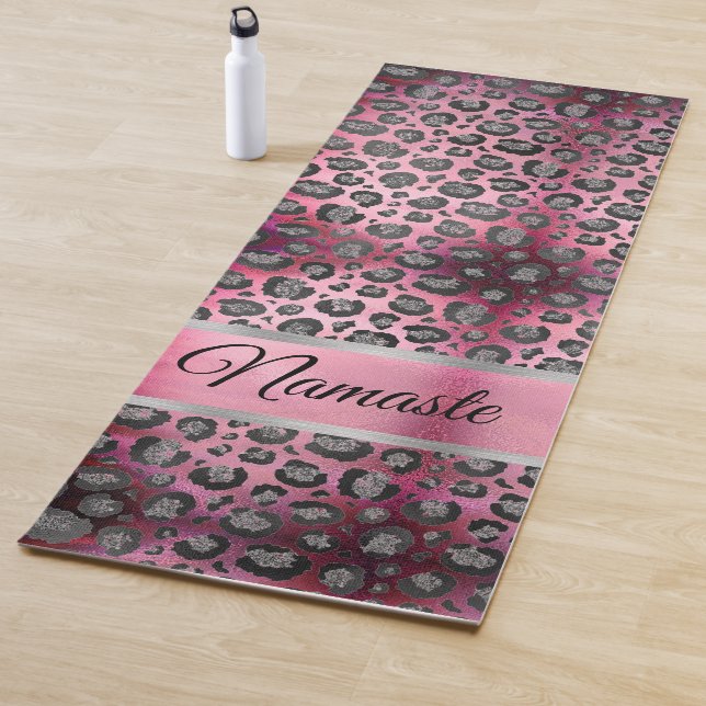 Glittery Leopard Print on Glossy Hot Pink   Yogamatte (Beispiel)