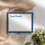 Glittery Navy Blue und Silver Danke, Flachkarte Dankeskarte<br><div class="desc">Diese trendige Flachkarte weist eine fette Schrift auf der Vorderseite auf,  die in silberfarbenem Glitzer und Weiß gehalten ist und einen soliden Hintergrund hat. Fügen Sie den Text mithilfe des Vorlagenformulars hinzu. Ändern Sie den Schriftart,  das Layout und die Farben mithilfe der Funktion Anpassen.</div>