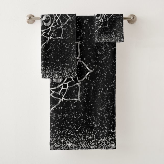 Glittery Silver Stars OM Lotus Mandala auf Black Badhandtuch Set (Insitu)