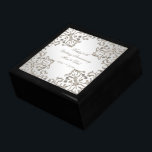 Glitzer 60. Diamond Wedding Anniversary Geschenkbo Erinnerungskiste<br><div class="desc">Ein Digitalbcon-Bilddesign mit platinsilberfarbenem und Glitzer-Diamantdesign mit einer Vielzahl von Sonderbildern, -formen, -mustern, -stilen und -Schriftart in dieser einzigartigen "Glitzer 60. Diamond Wedding Anniversary"-Geschenkboxen. Dieses elegante und ansprechende Design wird durch eine individuell anpassbare Textschrift ergänzt, die Ihren eigenen besondere Anlass zum Anzug bringt. KOMPLETTEN SIE IHRE JAHRESZEITIGE SPEICHERKENNUNG MIT IDEEN...</div>