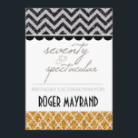 Glitzer Black, Silver, Gold 70. Geburtstag Einladu Einladung<br><div class="desc">Mit dem Aussehen von Gold,  Schwarz und Silber-Glitzer,  ist diese elegante und moderne 70er und spektakuläre Geburtstagswillkommen ein Hit mit Gästen und Geburtstagsempfängern,  ob Typ oder Gal! Glitzer sehen Zickzack Streifen,  Quarrefoil und Text,  der Seventy und Spektakulär mit Bereichen,  die Sie leicht mit Ihren Geburtstagsparty Details anpassen können!</div>