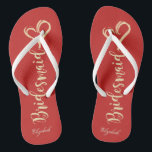 Glitzer Bridesmaid, Herz, Rot - Personalisiert Flip Flops<br><div class="desc">Niedliche goldglänzende Brautjungfrau und Herz auf rotem Hintergrund mit Ihrem Namen. Wählen Sie den Kostümknopf,  um Stil,  Farbe und Größe der Schriftart zu ändern. Jedes Mädchen würde Liebe haben,  dieses elegante und stilvolle Design zu haben.</div>