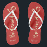 Glitzer Bridesmaid, Herz, Rot - Personalisiert Flip Flops<br><div class="desc">Niedliche goldglänzende Brautjungfrau und Herz auf rotem Hintergrund mit Ihrem Namen. Wählen Sie den Kostümknopf,  um Stil,  Farbe und Größe der Schriftart zu ändern. Jedes Mädchen würde Liebe haben,  dieses elegante und stilvolle Design zu haben.</div>