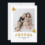 Glitzer Freudendes Foto Weihnachtskarte<br><div class="desc">Glitzer Joyful Foto Weihnachtskarte mit Glitzer Bäumen und Fotos auf der Vorder- und Rückseite. Ersetzen Sie mit Ihren Fotos,  indem Sie auf die Schaltfläche "Personalisieren" klicken und Ihre benutzerdefinierte Nachricht und Ihren Namen auf der Rückseite hinzufügen</div>