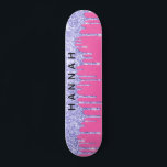 Glitzer Lila Tropfen Personalisiert Hot Pink Skateboard<br><div class="desc">Personalisierte gürtelförmige Skateboard mit lila Imitaten Glitzer tropft vor einem heißen rosa Hintergrund. Sie können Ihren Vornamen in fett formatierten Buchstaben über den Glitzer hinzufügen.</div>