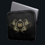 Glitzer  mit schwarzen und Imitaten Laptopschutzhülle<br><div class="desc">Elegante Schwarz-Gold-Imitate Glitzer Wirbel ovale Rahmen mit einer Krone. Anpassbare 3 Initialen Monogramm.</div>