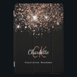 Glitzer-Monogramm-Name der schwarzen Rose iPad Pro Cover<br><div class="desc">Ein schicker schwarzer Hintergrund mit goldenem Rose-Glitzer fällt. Personalisieren und fügen Sie Ihren Vornamen,  Monogramm-Initialen und vollständigen Namen. Rose von goldfarbenem und weißem Text. Der Vorname wird mit einem modernen handgeschriebenen Stilskript geschrieben.</div>