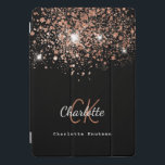 Glitzer-Monogramm-Name der schwarzen Rose iPad Pro Cover<br><div class="desc">Ein schicker schwarzer Hintergrund mit goldenem Rose-Glitzer fällt. Personalisieren und fügen Sie Ihren Vornamen,  Monogramm-Initialen und vollständigen Namen. Rose von goldfarbenem und weißem Text. Der Vorname wird mit einem modernen handgeschriebenen Stilskript geschrieben.</div>
