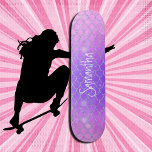 Glitzer Niedlich lila rosa Chic Skateboard<br><div class="desc">Skateboard Glitzer Girly Mermaid lila pink chic Skateboard Rosa personalisiert - passen Sie Ihre eigenen. KLICKEN SIE AUF PERSONALISIEREN SIE DIE VORLAGE UND GEBEN SIE EINEN NAMEN. Unsere Skateboards sind so süß wie sie aussehen, und ein wunderbares Geschenk für einen Geburtstag oder Skate Park. ⭐ Dieses Produkt ist zu 100%...</div>