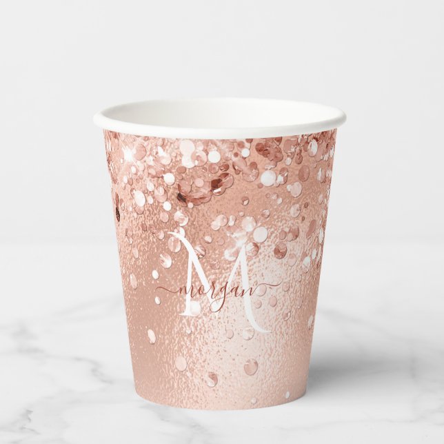 Glitzer Peach Rose Gold Monogramm Pappbecher (Vorderseite)