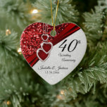 Glitzer Red Ruby 40 Jahre 💕 Keramik Ornament<br><div class="desc">🥇 ORIGINAL COPYRIGHT DESIGN VON Donna Siegrist NUR AUF ZAZZLE VERFÜGBAR! Jubiläum Ornament-Print auf beiden Seiten. 40., 52. oder 80. Ruby Wedding Anniversary Keepake Design Ornament. Dieses schöne Ornament wird ein Hit mit diesem speziellen Paar oder Person(en) sein. Es würde auch für alle anderen Veranstaltungen oder Veranstaltungen wie Verlobung, Hochzeit,...</div>