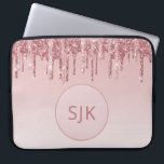 Glitzer-Rosa-Gold-Monogramm Laptopschutzhülle<br><div class="desc">Blush Pink - Rose Gold Imitate Dripping Glitzer und sparkle elegante Monogram Laptop Gehäuse. Dieser mit Monogramm Fall kann so angepasst werden,  dass er Ihren Anfangs- und Vornamen enthält.</div>