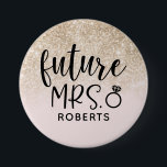 Glitzer von Frau Blush Pink und Gold Button<br><div class="desc">Feiern Sie Ihre bevorstehende Hochzeit mit dieser "Future Mrs." -Taste mit Ihrem zukünftigen Nachnamen. Ideal für Junggeselinnen-Abschied und Brautpartys!</div>