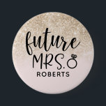 Glitzer von Frau Blush Pink und Gold Button<br><div class="desc">Feiern Sie Ihre bevorstehende Hochzeit mit dieser "Future Mrs." -Taste mit Ihrem zukünftigen Nachnamen. Ideal für Junggeselinnen-Abschied und Brautpartys!</div>