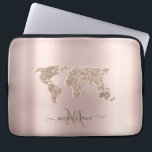 Glitzer World Map Travel Rose Gold Monogramm Laptopschutzhülle<br><div class="desc">Elegante Glitzer Weltkarte auf Rose goldener Hintergrund mit Ihrem Namen.</div>