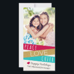 Glitzer Zig Zag Peace Liebe Cheer Foto Feiertagskarte<br><div class="desc">Glitzer Zig Zag Holiday Foto Card / Red Aqua von Orabella Prints. Enthält ein Zickzack-Design in Glitzer, Rot und Aqua, mit den Worten "Friede, Liebe & Cheer" unter einem Foto von 8x10. Creme/Elfenbeinfarbener Hintergrund. Bitte ersetzen Sie das Design-Image vor dem Kauf durch ein eigenes Foto. Bitte beachten Sie: Der Glitzer...</div>
