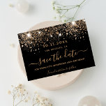 Glitzern zum Birthday Black Gold Glitzer Save The Date<br><div class="desc">Eine gmädchenhafte und trendige Save the Date-Karte für eine Geburtstagsfeier. Ein schwarzer Hintergrund mit goldenem Imitat Glitzer,  Glitzern. Personalisieren und fügen Sie Datum und Namen hinzu. Goldene Buchstaben. Der Text: Save the Date wird mit einem großen angesagten,  handgeschriebenen Stilskript mit Swashes geschrieben.</div>
