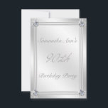 Glitzy Silver und Diamonds Look 90. Geburtstag Einladung<br><div class="desc">Diese elegante, glitzernde 3, 5 x 5 Zoll Einladung für eine 90. Geburtstagsparty hat einen zarten schattigen Hintergrund in metallisch silbergrauen Farben mit schmalen horizontalen und vertikalen Bändern in den gleichen Farben. Faltenförmige Diamantbilder Button der Ecken und des Textes: Der 90. in einem dekorativen Schriftart schmückt das Zentrum. Unterschiedliche Größen...</div>