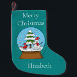 Globe w Kardinal Snowman & Pine Tree | Personalisi Kleiner Weihnachtsstrumpf<br><div class="desc">Ein Beispiel für eine Schneeglobe, die eine sehr niedliche schneebedeckte Berglandschaft mit rotem Kardinal mit roter Weihnachtsmannmütze, Schneemann mit rotem Band und Weihnachtsmannmütze und Kiefern zeigt. Dieses niedliche Snowdome-Design aus dem Cartoon ist eine Geschenkidee für Winter- und Weihnachtssaison-Liebhaber, Vogel- und Schneefreunde sowie Waterlobe- und Kristallkugel-Liebhaber. Personalisieren oder anpassen Sie diesen...</div>