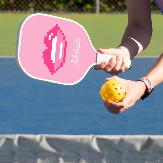Glossrosa Lippenlogo Pickleball Schläger (InSitu)