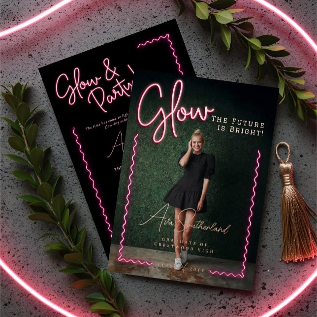 Glow The Future is Bright Fun Pink Neon Abschluss Folieneinladung (Glow The Future is Bright Fun Pink Neon Graduation Foil Invitation)