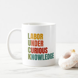 Glück. Arbeit unter neugierigen Kenntnissen Kaffeetasse
