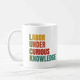 Glück. Arbeit unter neugierigen Kenntnissen Kaffeetasse