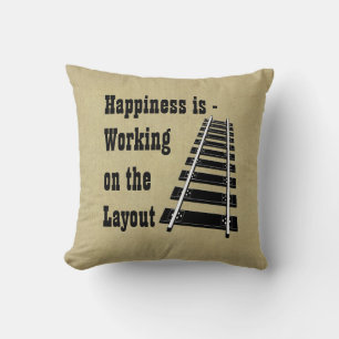 Glück arbeitet an der Modellbahn des Layouts Kissen