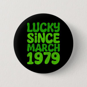 Glück gehabt seit März 1979 Geburtstag 45. St. Pat Button