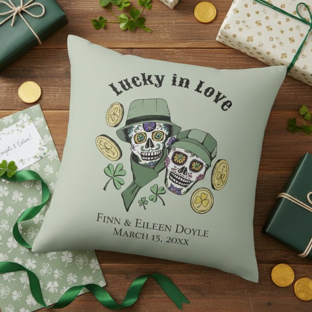 Glück in der Liebe Green Irish Sugar Skulls neu ve Kissen (Lucky in Love Irish Couples Shower Sage Pillows. Irish Sugar Skulls, Green Shamrocks, Gold Coins)