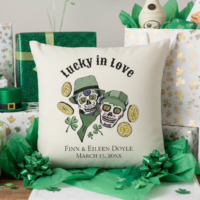 Glück in der Liebe Irish Sugar Skulls neu verheira Kissen (Lucky in Love Irish Couples Shower Ivory Pillows. Irish Sugar Skulls, Green Shamrocks, Gold Coins)